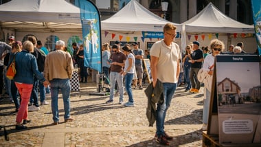 Menschen am Klimatag 2025 mit Zelten und Bannern.