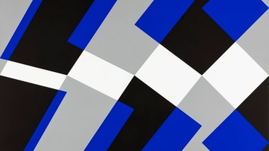 Abstraktes geometrisches Design mit blauen, schwarzen und grauen Formen.