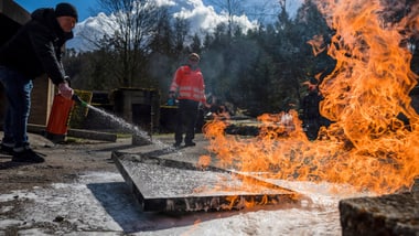 Feuer löschen mit Schaum_Alessandro Della Bella