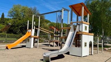 Spielplatz mit Rutschen und Klettergerüst.