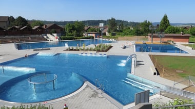 Freizeitbad mit mehreren Schwimmbecken im Freien.