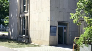 Foto des Eingangs zur SCHU::COM