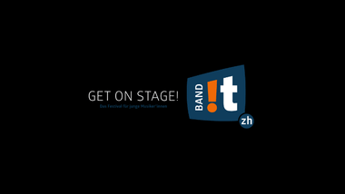 Schwarzer Hintergrund mit Logo und Text 'Get on Stage'.