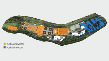 Luftansicht einer Industrieanlage mit farbcodierten Bereichen in Orange und Blau.