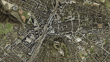 Satellitenansicht einer urbanen Stadt mit Strassen und Gebäuden.
