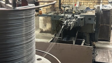 Industriemaschine vor einer Ziegelwand.