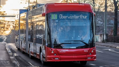 Bus der Linie Nummer 1 auf der Brücke Frauenfelderstrasse/Römerstrasse bei Sonnenuntergang.