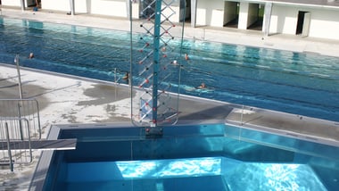 Aussenpool mit Kletterstruktur und Schwimmern.