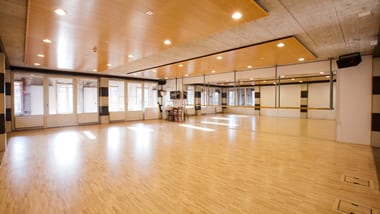 Leeres Tanzstudio mit Spiegelwand.