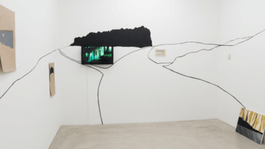 Minimalistischer Kunstraum mit Wandkunst und einem Bildschirm.