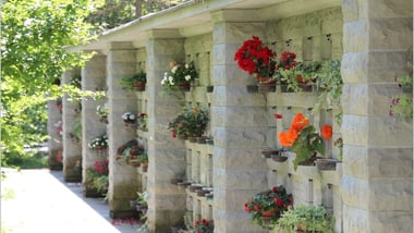 Urnenwand mit Blumen
