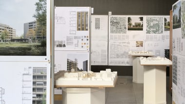 Architekturmodelle und Pläne in einer Ausstellung
