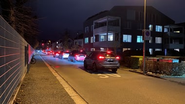 Autos im Stau, nachts im Eichliacker-Quartier