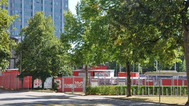 Strassenszene mit Bäumen vor der Schützenwiese