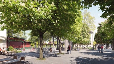 Menschen spazieren unter Bäumen in einem sonnigen Park.