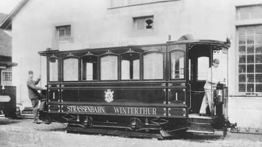Historisches Tram in Winterthur mit zwei Personen.