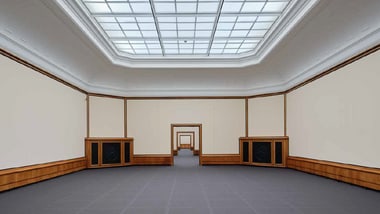 Museumsraum mit Glasdecke und stoffbespannten Wänden