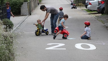 Beispiel einer Begegnungszone mit spielenden Kindern