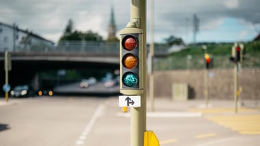 Ampel mit grünem Fahrradsignal an einer Kreuzung.