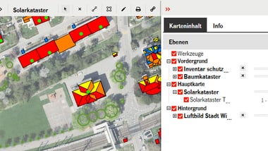 Bildschirmfoto eines Solarkatasters mit farblichen Symbolen auf einer Karte und Menüoptionen.