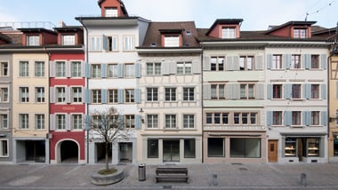 Reihen von bunten Altstadthäusern Platz im Vordergrund.