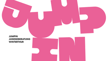 Grosse, rosa Buchstaben, die 'Jump In' bilden.