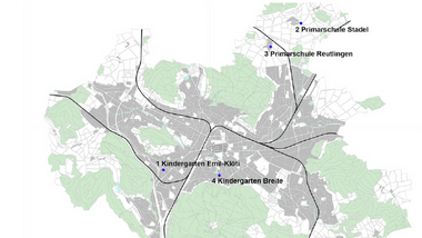Stadtplan mit markierten Schulen und Kindergärten.
