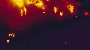 Grosses Gebäude in Flammen.