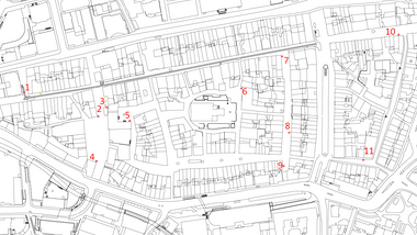 Stadtplan mit nummerierten Gebäuden und Strassen.