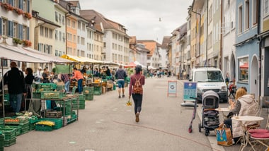 Menschen auf einem Markt.