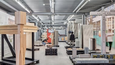 Industriehalle mit Holz- und Metallinstallationen.