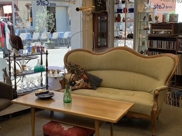 Sitzbereich im Neustadt Brockenhaus mit Sofa und Tisch.