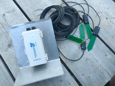 Elektronische Geräte und Kabel auf Holzboden.