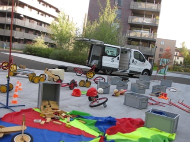 Spielbus mit diversen Spielgeräten. 