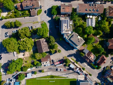 Luftaufnahme einer Wohngegend in Winterthur mit Bäumen und Häusern.