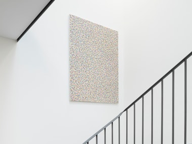 Minimalistisches Treppenhaus mit Kunstwerk an der Wand.
