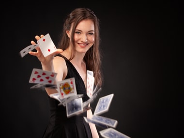 Zauberkünstlerin Fabienne Walz posiert mit Spielkarten.