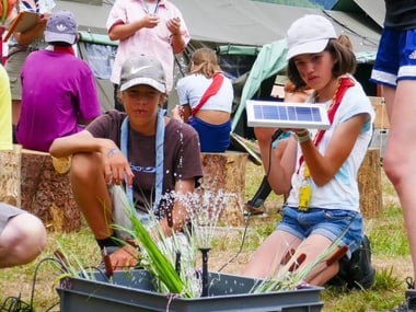Pfadi-Kinder machen Solar-Experimente mit Wasser.