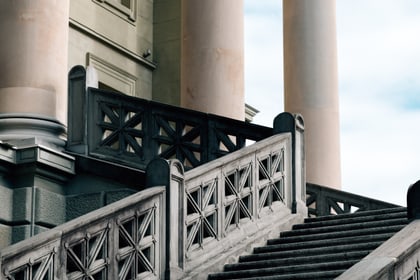 Aufnahme der Steintreppe vor dem Stadthaus