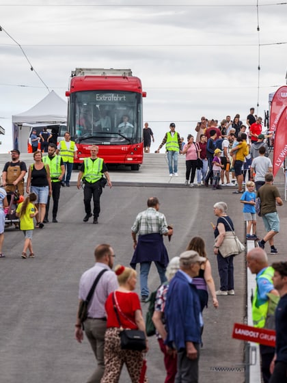 Busüberfahrt bei der Einweihung der Querung Grüze.