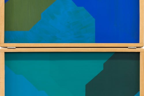 Zwei geometrische Gemälde mit blauen und grünen Formen.