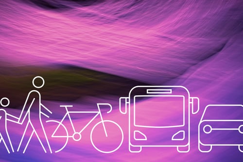 Symbole von Fussgängern, Fahrrad, Bus und Auto vor lila Hintergrund.
