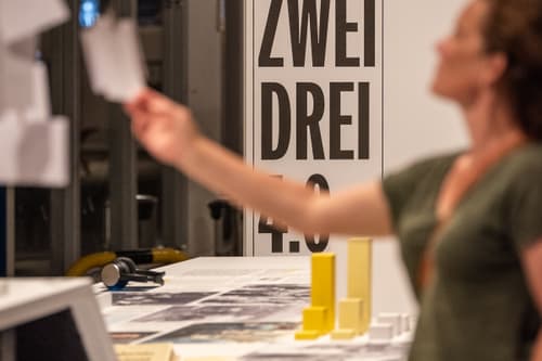 Person in einem Museum neben einem Schild mit Text über industrielle Revolutionen.