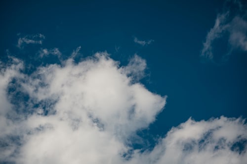 Blauer Himmel mit weissen Wolken.