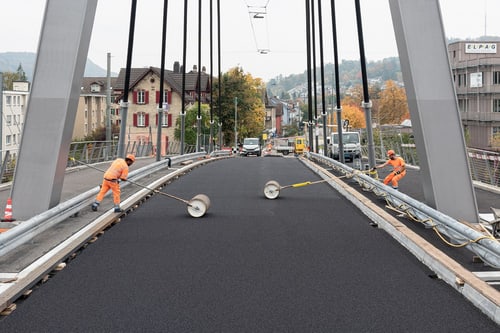 Bei der Storchenbrücke wird Deckbelag eingewalzt.