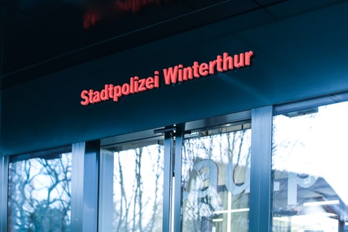 Eingang mit dem Schild 'Stadtpolizei Winterthur'.