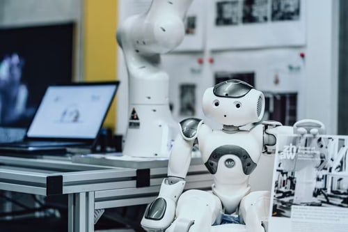 Roboter und Computer-Setup in einem Arbeitsbereich.