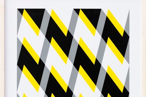 Geometrisches Kunstwerk mit schwarzen, gelben und grauen Rauten.