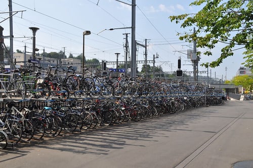 Doppelstöckige Veloständer an der Rudolfstrasse beim Bahnhof Winterthur.