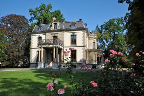 Villa Bühler mit Garten und Rosen im Vordergrund.
